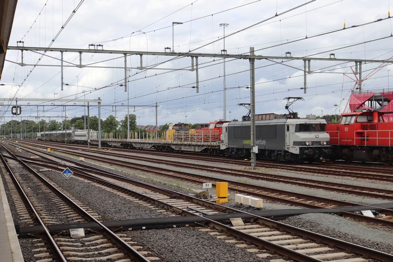 Gloednieuwe Zweedse Civity door Nederland getrokken